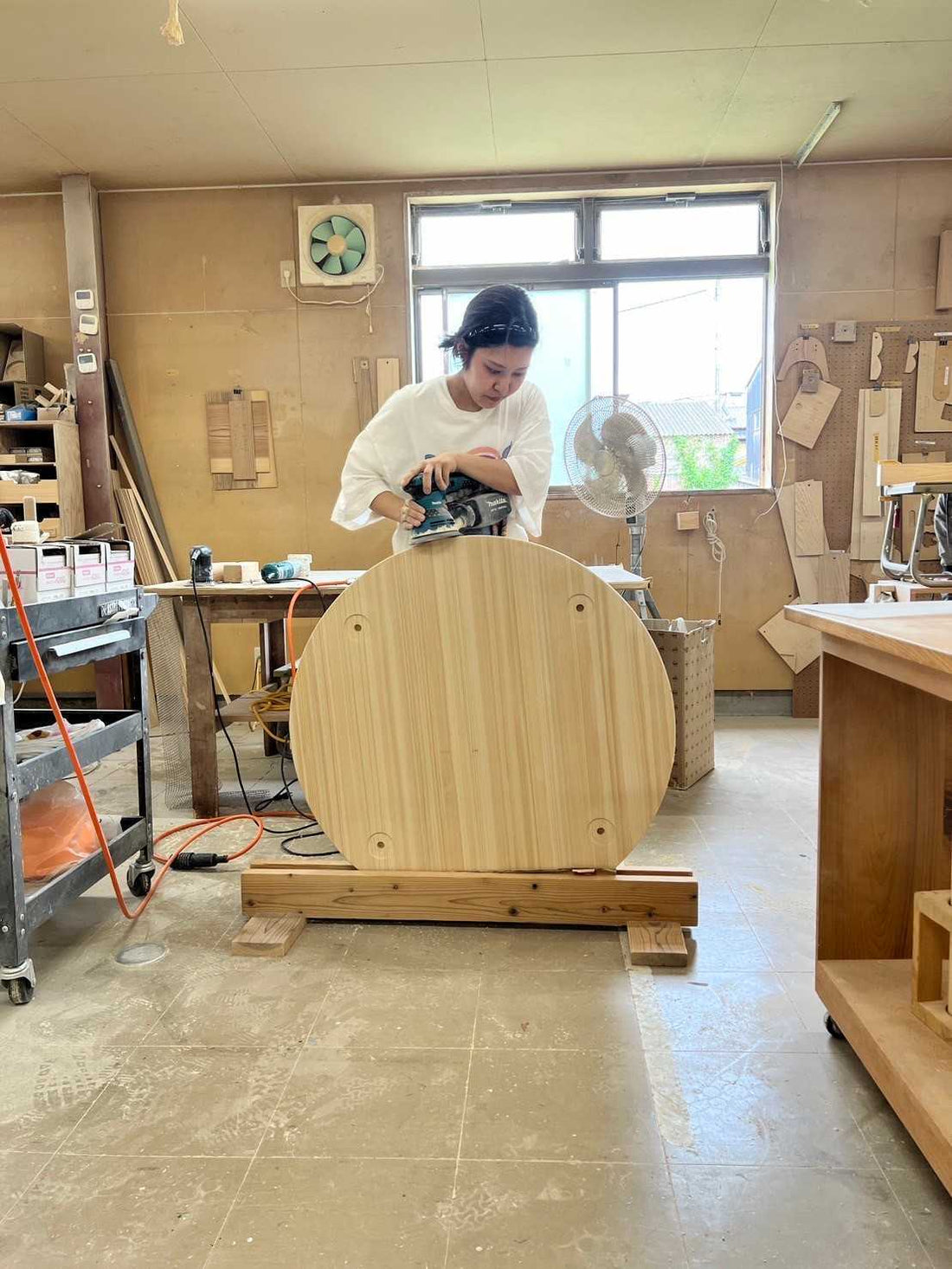 なかよしライブラリー家具工場の職人さん 丸テーブルの製作