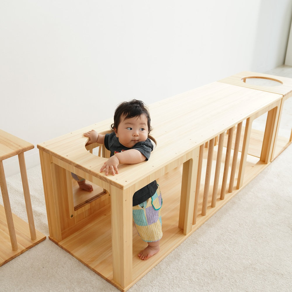 トンネル遊具子役モデル画像