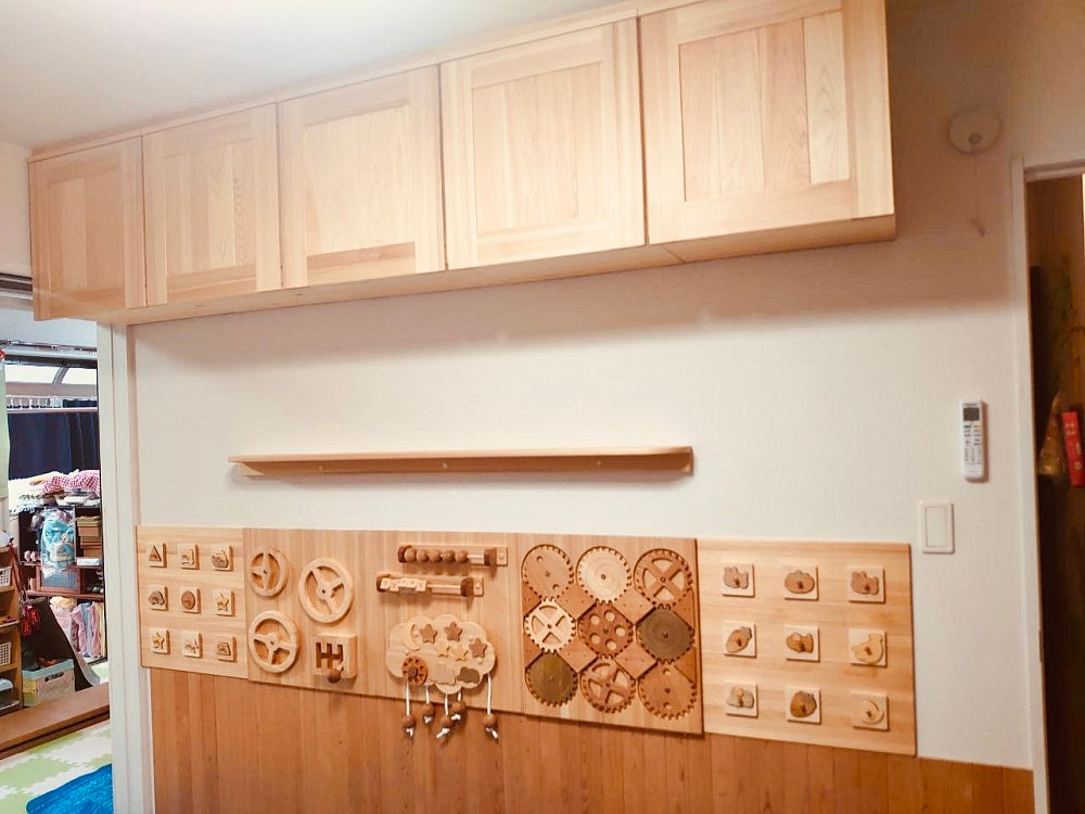 東京都 家庭的保育室 おひさまルーム様 吊り戸棚・アクティビティボード納品