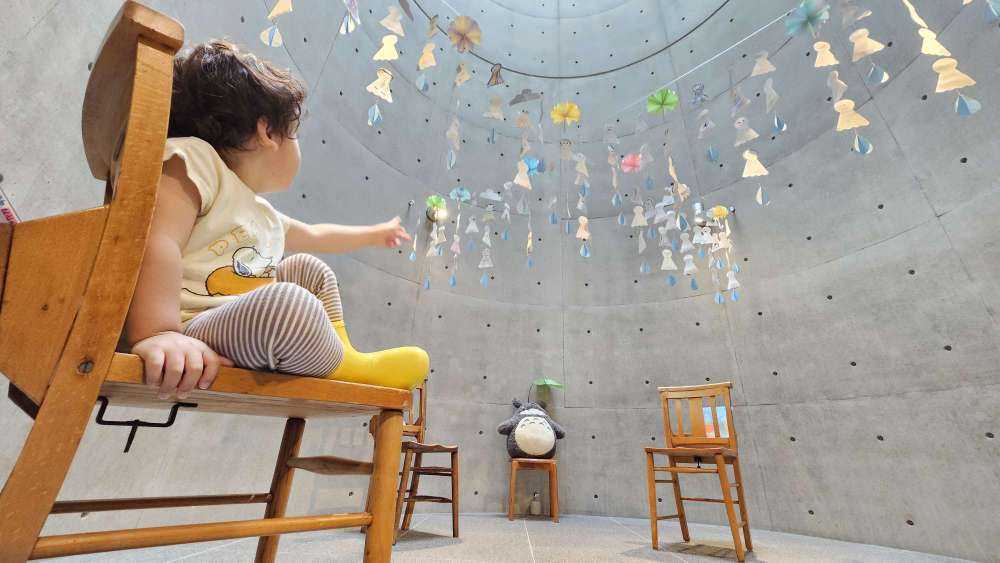 こども本の森神戸でてるてる坊主を見つけた子ども