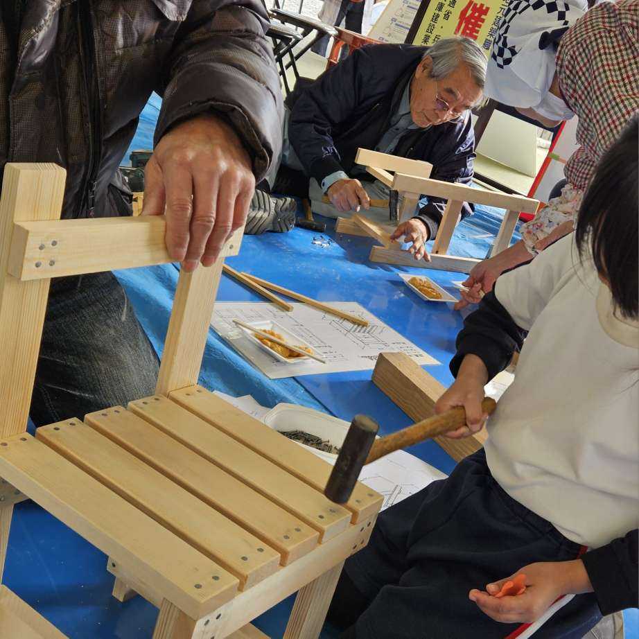 木工教室に参加する5才のこども