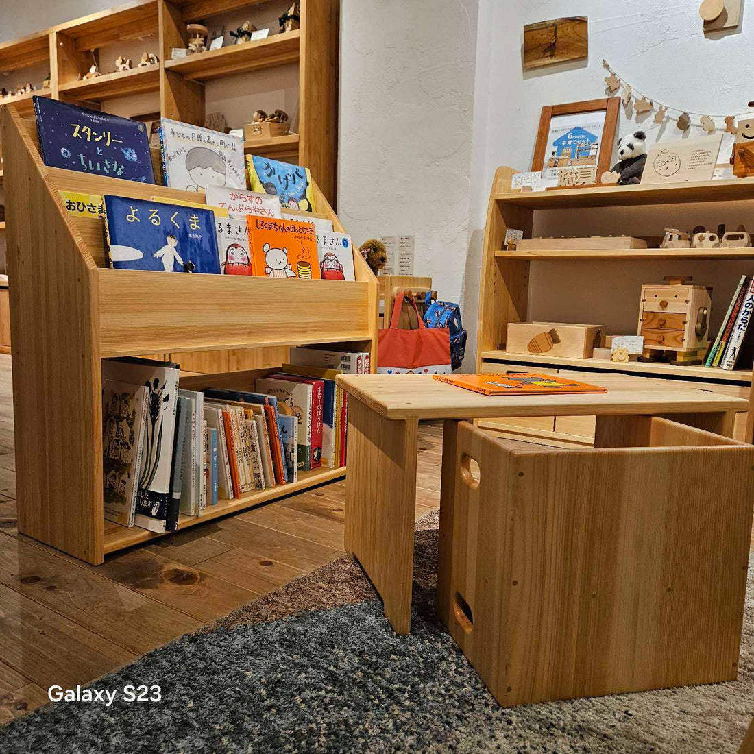 なかよしライブラリーの子ども家具 少し大きな絵本たて