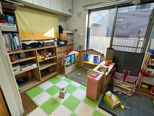 家庭的おひさまルーム なかよしライブラリーの木のおもちゃ
