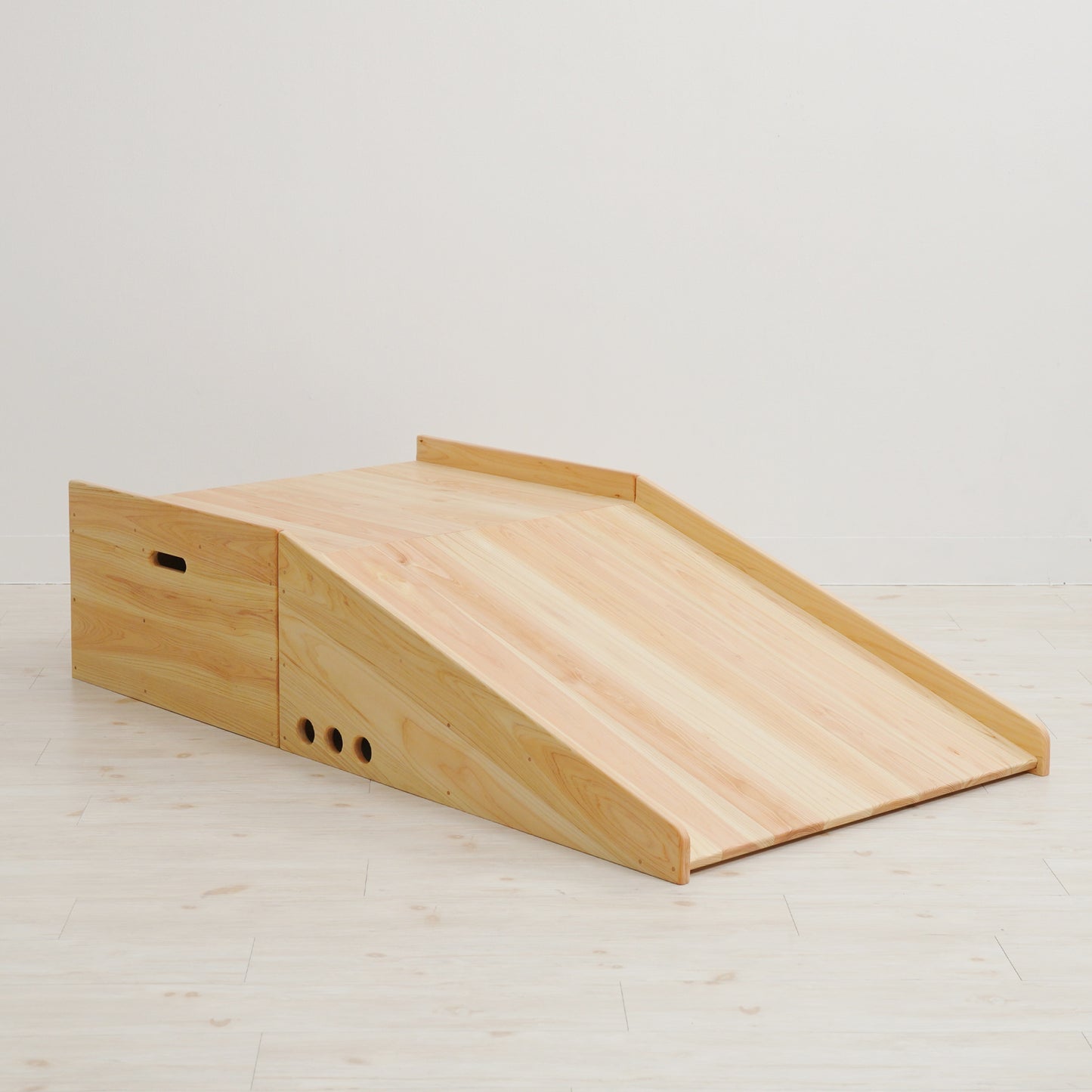 Baby climbing platform for kindergartens and nurseries