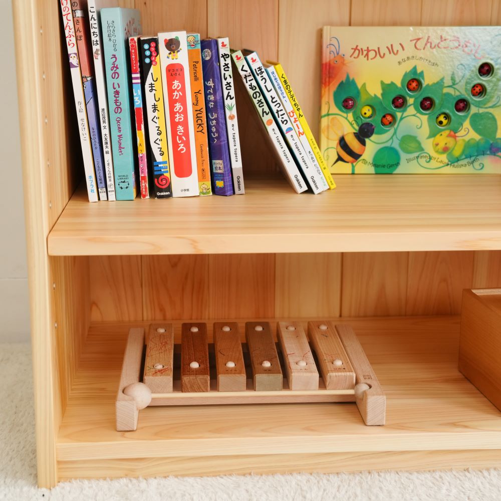 Toy shelf with handles
