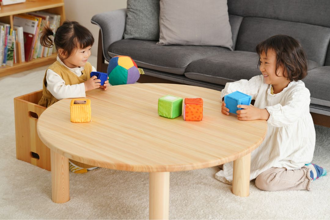 ヒノキの丸テーブル 家族で囲って会話や遊びをしやすい