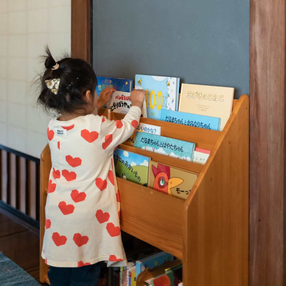 少し大きな絵本たて