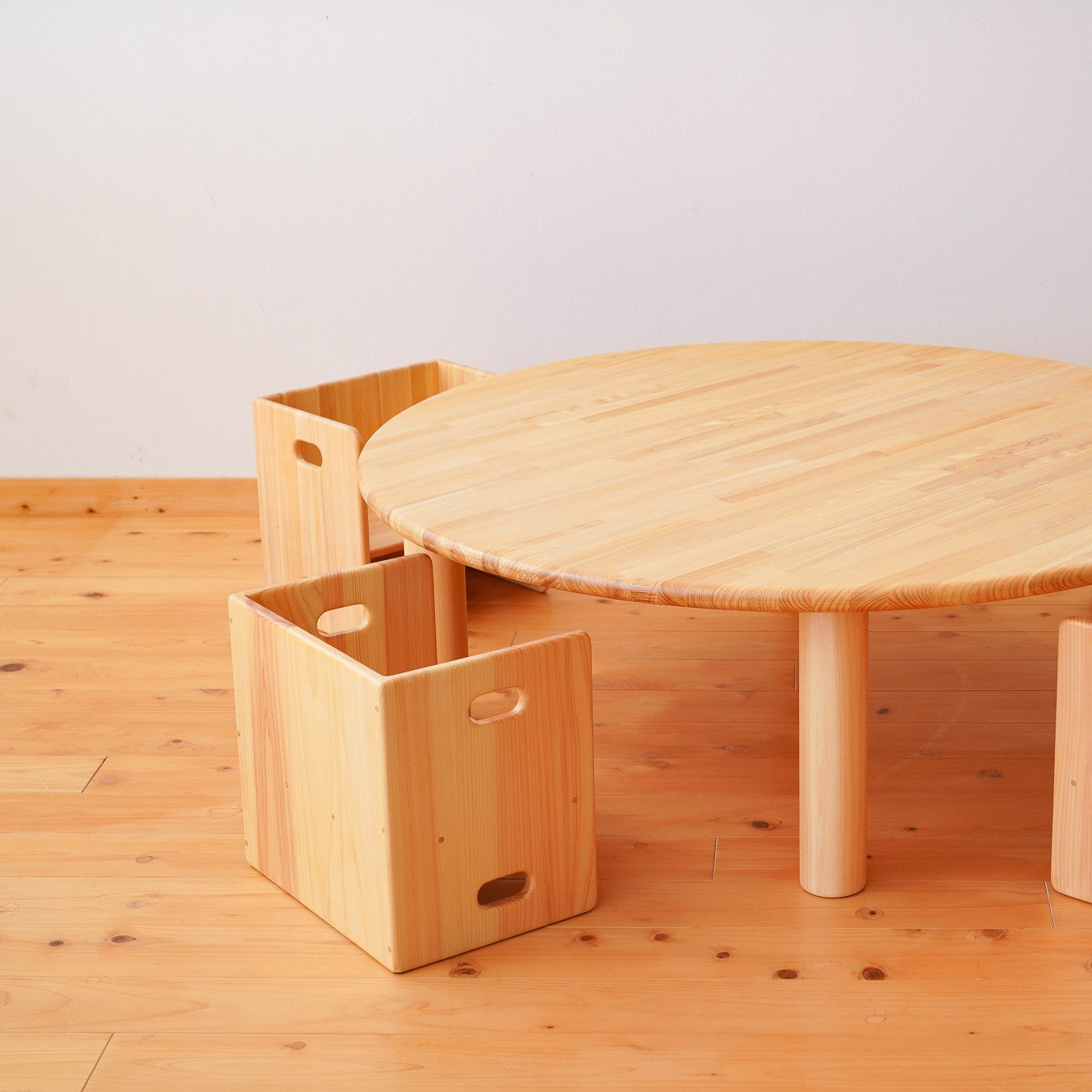 Round table and changeable chair set