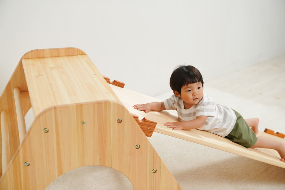 Wooden indoor playground equipment: climbing platform + slide