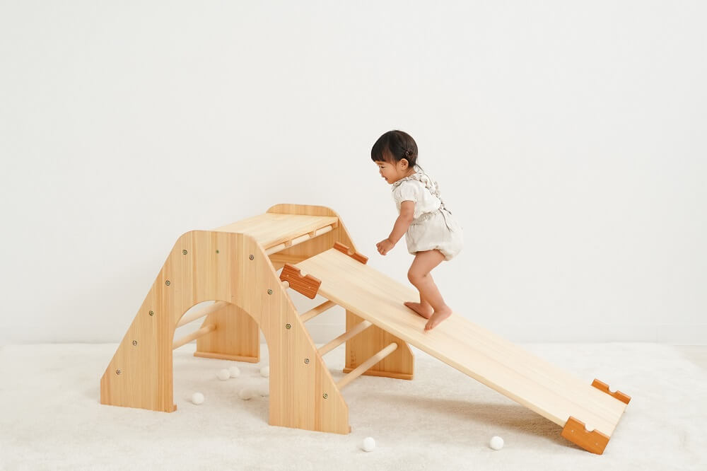 Wooden indoor playground equipment: climbing platform + slide