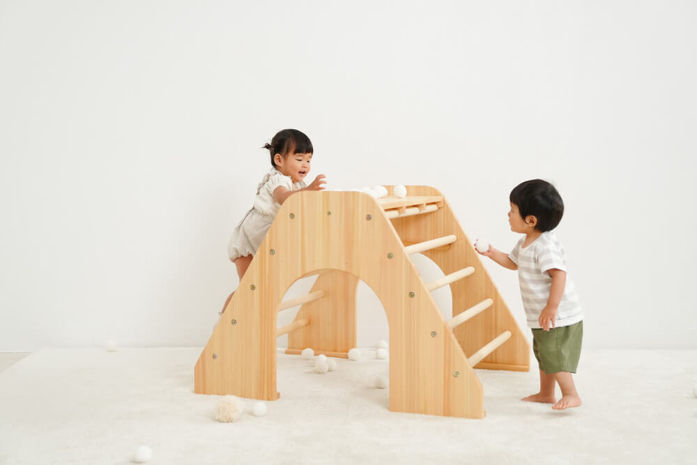 Wooden indoor playground equipment: climbing platform + slide