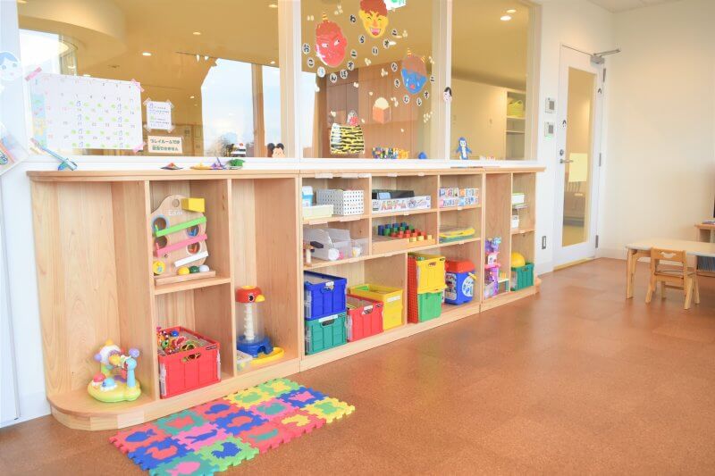 東京都　杏林大学医学部付属病院　木製玩具棚