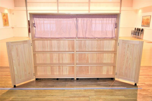 高知県　芸術学園幼稚園　木製絵本立て・踏み台