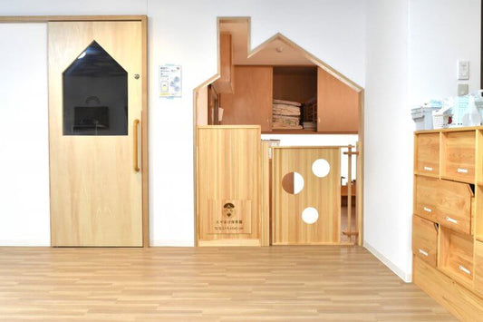 香川県　笑愛会スマはぴほいくえん　なないろstation　部屋の間仕切り、扉