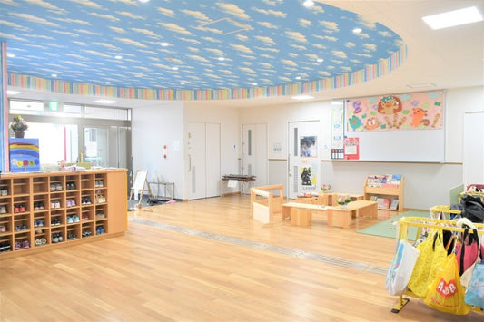 大阪府　にじいろ認定こども園　全年齢テーブル・椅子