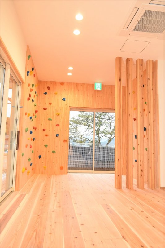 香川県　幼保連帯型認定こども園スマはぴ丘の上station　木製ボルダリング