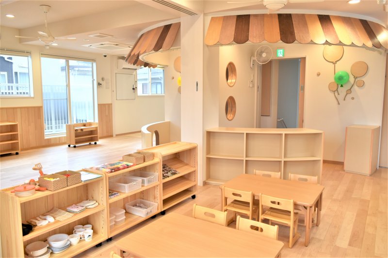 東京都　えにっくす八幡山保育園　ままごとキッチン・おもちゃ棚