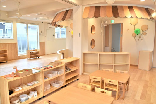 東京都　えにっくす八幡山保育園　ままごとキッチン・おもちゃ棚