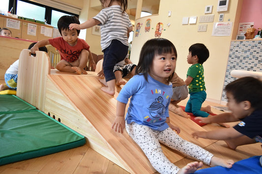 赤ちゃんの登り台を持っていくと。