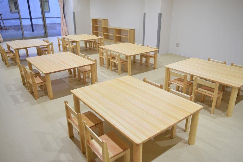 東京都　帝京科学大学千住桜木保育園　テーブル・椅子