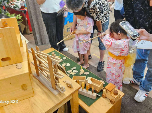 元町商店街の元町夜市　なかよしライブラリーの木のキーホルダー釣り