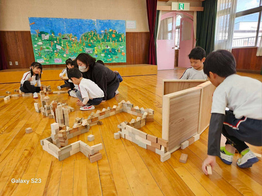 子どもたちの想像力があふれた1日｜そだちの積み木で「遊園地」と「ひまわりのおうち」づくり🌻
