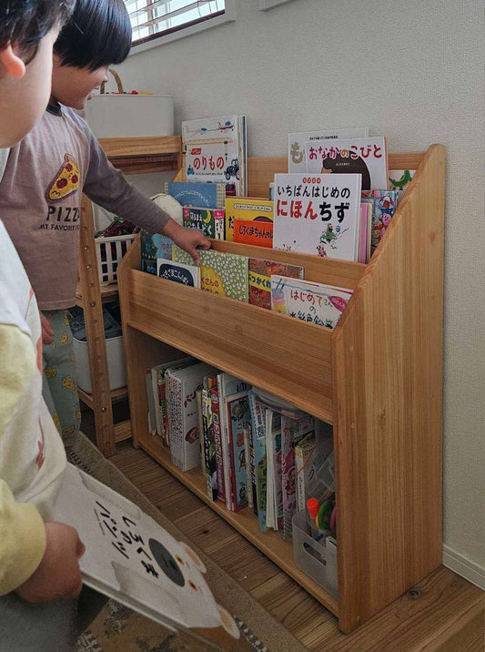 少し大きな絵本たてと、わが家の毎日