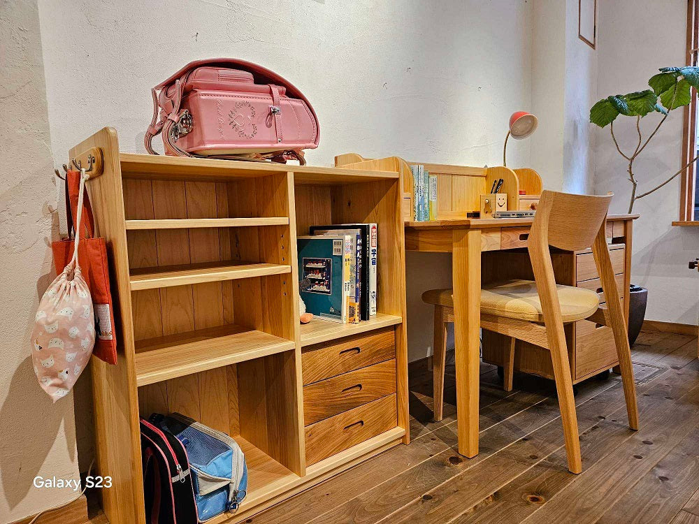 触れてわかる、学習机の心地よさ🌲  ― 入学だけじゃない、机を選ぶタイミング ―