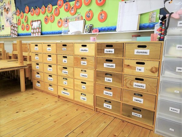 広島県　広島YMCA国際幼児園　テーブル・椅子・ロッカー