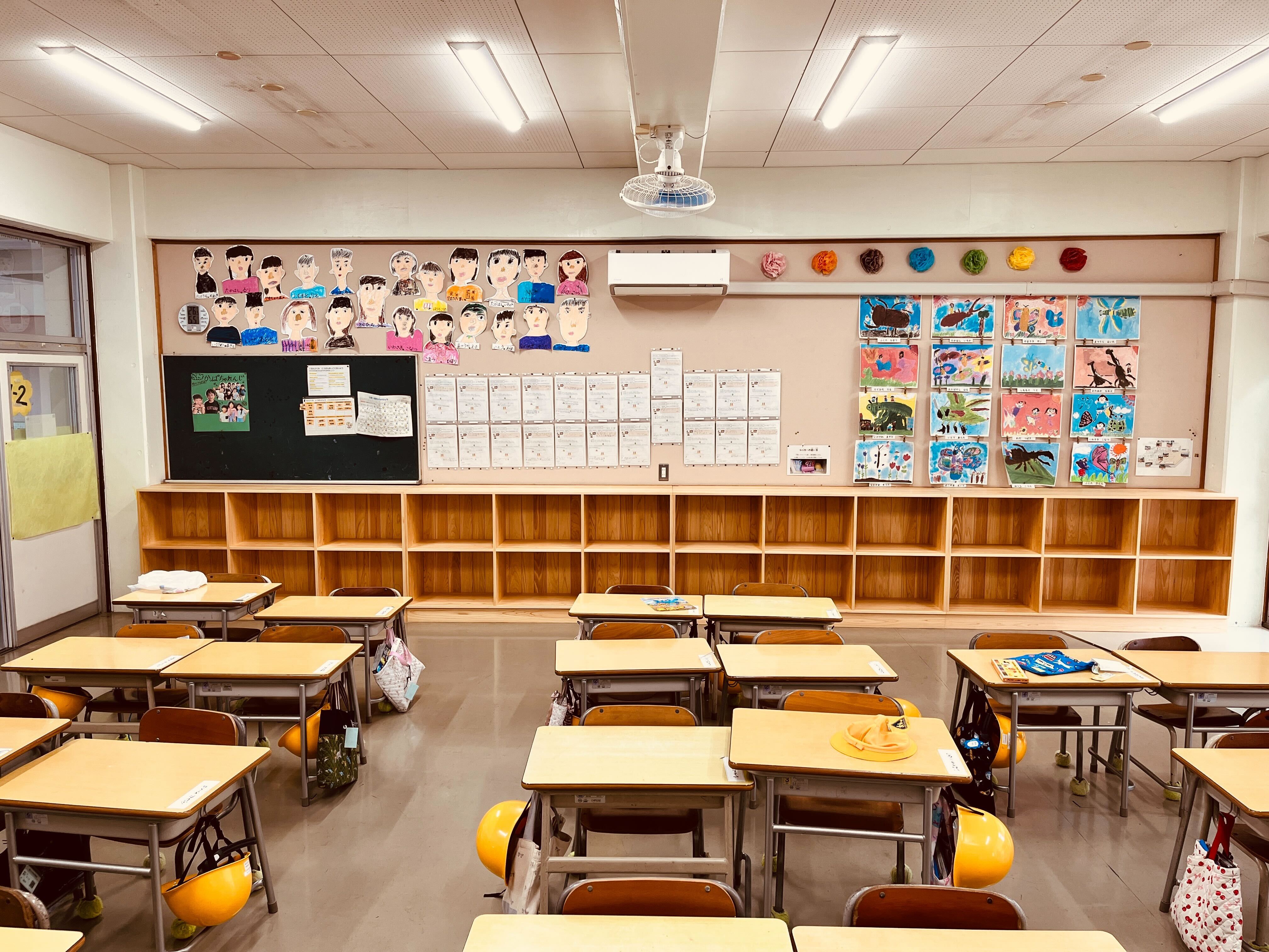 枝川小学校へロッカー納品