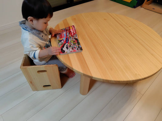 変化いすに座り、絵本に集中している子ども