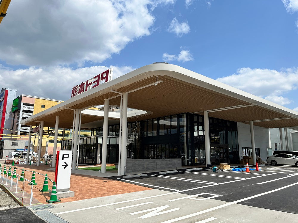 なかよしライブラリーの木製キッズスペースを導入した熊本トヨタ