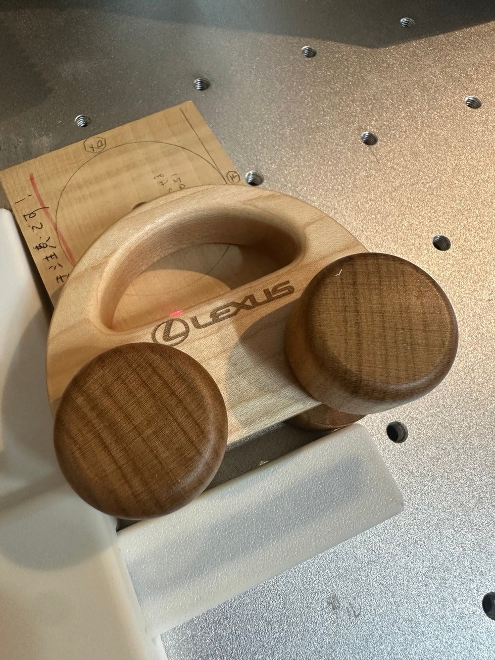 LEXUSロゴを刻印した、メープル材のボディと木製車輪のウッドトイカー