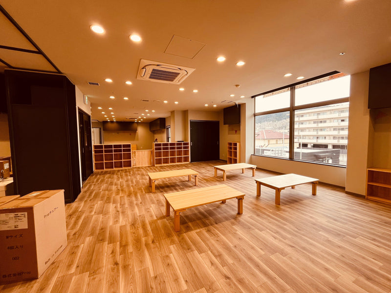 【100名規模・園全体】キューズモール敬愛保育園様：新設開園にあわせ、木の温もり溢れる上質な保育家具をトータル導入した事例