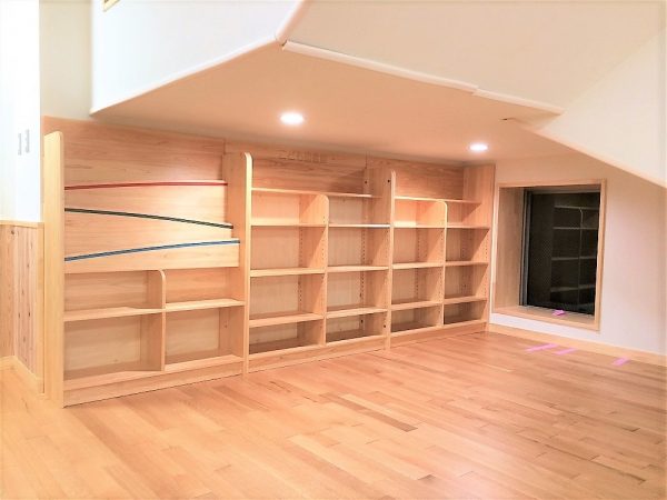 大阪府　水尾保育園様　オリジナル絵本コーナー