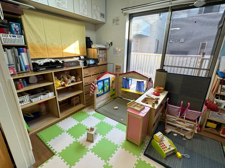 家庭的おひさまルーム　なかよしライブラリーの木のおもちゃ