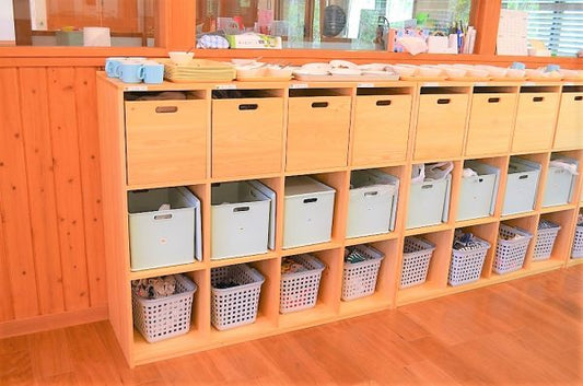 茨城県　おーくす船場こども園　収納ロッカー、テーブル