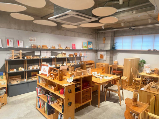 木のおもちゃと木製家具が並ぶ、なかよしライブラリー吉祥寺店の店内。