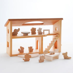 木製のドールハウスでごっこ遊び – なかよしライブラリー