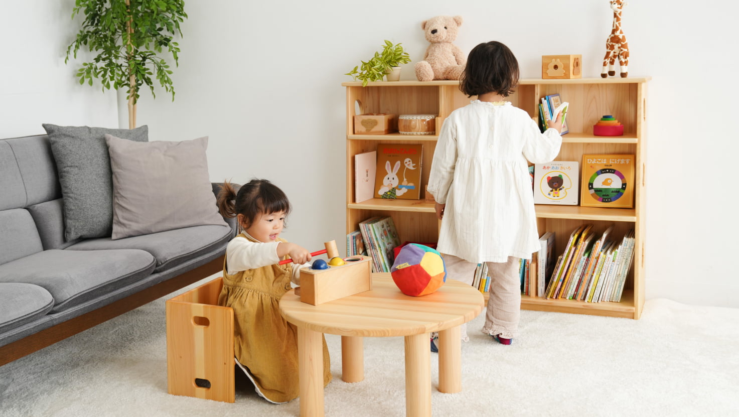 木製家具 絵本棚 丸テーブル 椅子 子どもが使用している様子