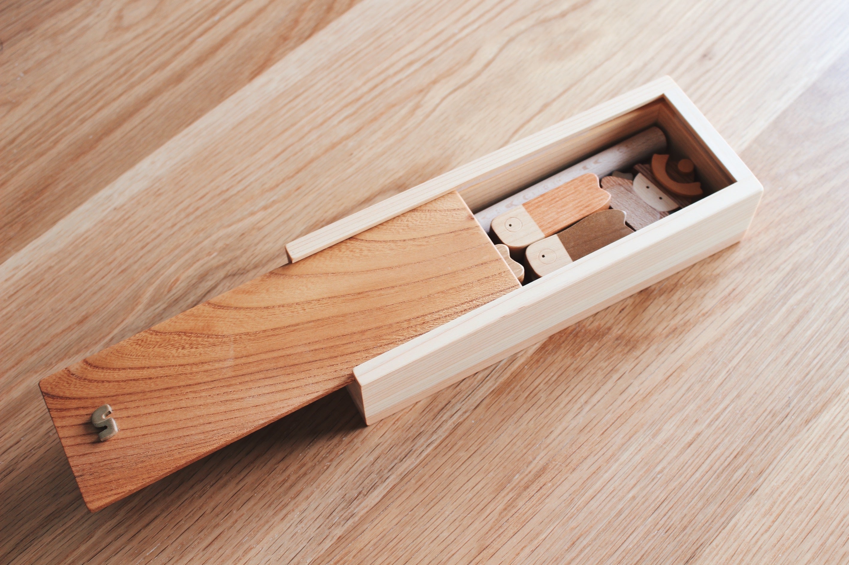 自然の色そのまま、木のこいのぼり – なかよしライブラリー