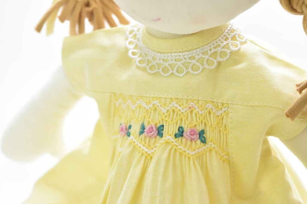 抱き人形用　着替え用お洋服 (ハンドメイドのスモッキング刺繍ワンピース）