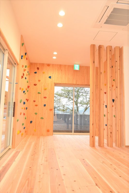 木製ボルダリング壁　ボルダリング　室内遊具
