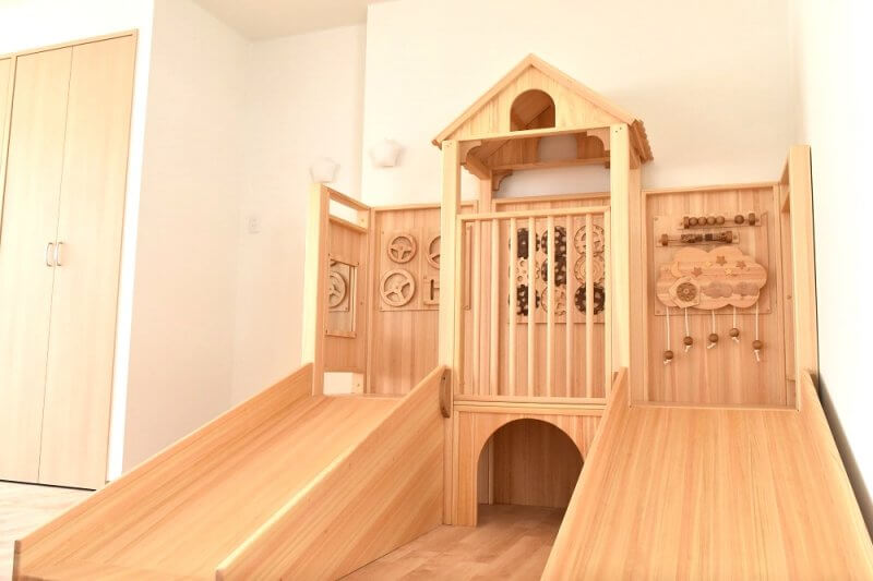 なかよしライブラリー　木製遊具滑り台