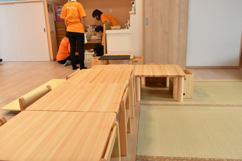 谷史季保育園　保育園家具木製家具　ロッカー　シューズラック　テーブル