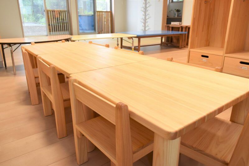 谷史季保育園　保育園家具木製家具　ロッカー　シューズラック　テーブル